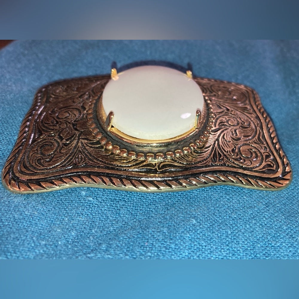 NWOT VTG BELT BUCKLE GOLD TONE SCROLLWORK & BLACK BACKGROUND & WHITE OVAL CENTER - Picture 4 of 8
